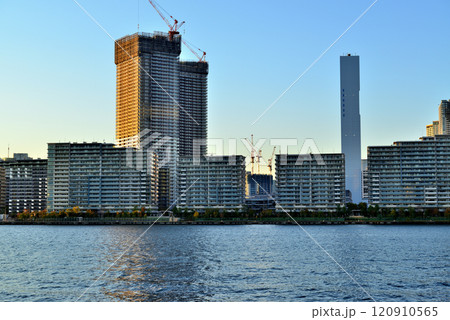 豊洲ぐるり公園から観る晴海フラッグと高層マンション 120910565