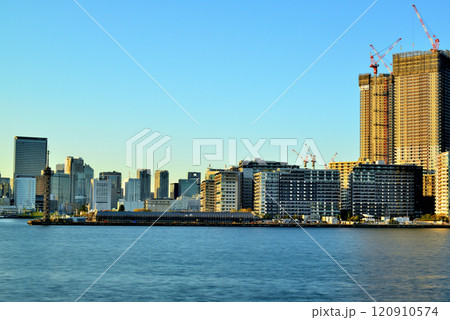 豊洲ぐるり公園から観る晴海フラッグと高層マンション 豊洲ぐるり公園から観る晴海フラッグと高層マンション 120910574