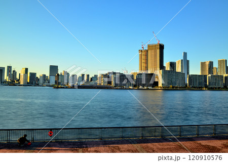 豊洲ぐるり公園から観る晴海フラッグと高層マンション 豊洲ぐるり公園から観る晴海フラッグと高層マンション 120910576