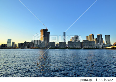 豊洲ぐるり公園から観る晴海フラッグと高層マンション 豊洲ぐるり公園から観る晴海フラッグと高層マンション 120910582