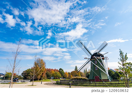 岐阜県海津市　紅葉とオランダ風の風車が美しい秋のアクアワールド水郷パークセンター 120910632