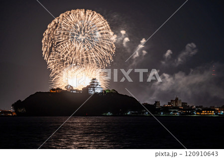 佐賀県唐津市　海から見るライトアップされた秋の唐津城の打ち上げ花火 120910643