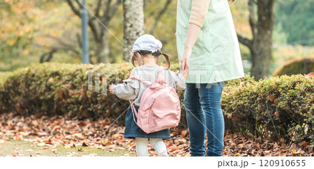 秋の公園を散歩・遠足する保育士の女性と園児（保育園・幼稚園保母） 120910655