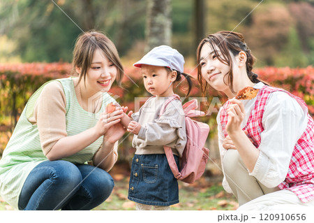 秋の公園を散歩・遠足する保育士の女性と園児（保育園・幼稚園保母・子供・幼児） 120910656