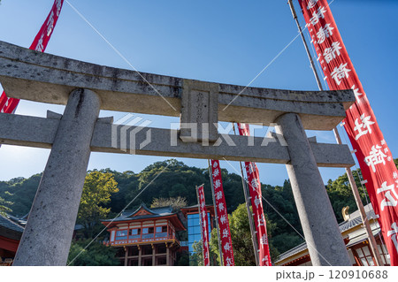 佐賀県鹿島市　日本三大稲荷の一つ祐徳稲荷神社の石鳥居と本殿 120910688