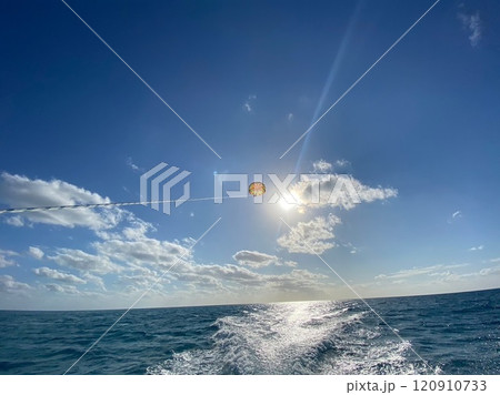 最高な快晴の中のパラセーリング 最高な快晴の中のパラセーリング 120910733