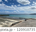 伊良部大橋を見る浅瀬からの海 伊良部大橋を見る浅瀬からの海 120910735