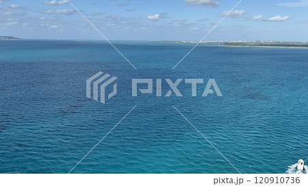 パラセーリングから見た沖縄の海 パラセーリングから見た沖縄の海 120910736
