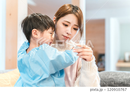 園児・赤ちゃんの熱を測る保育士の女性 120910767