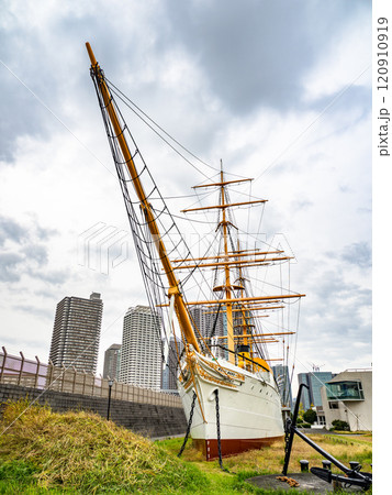 東京海洋大学に保存・展示されている、重要文化財「明治丸」 120910919