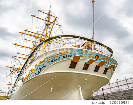 東京海洋大学に保存・展示されている、重要文化財「明治丸」 120910922