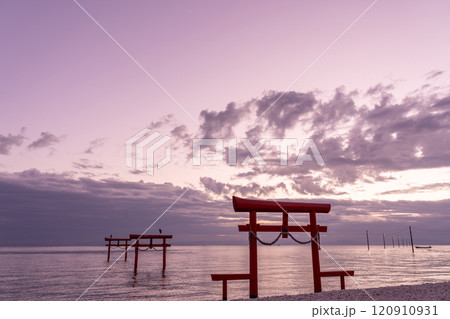 佐賀県太良町 朝の有明海の浅瀬に立つ秋の海中鳥居 佐賀県太良町 朝の有明海の浅瀬に立つ秋の海中鳥居 120910931