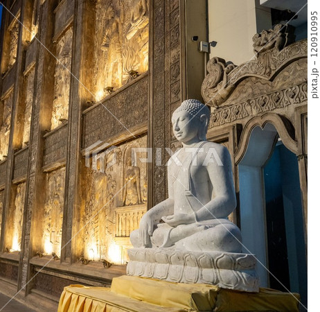 荘厳な装飾が施されたコロンボの有名寺院 120910995