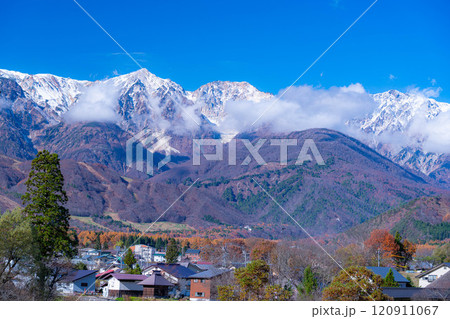 【秋素材】秋の白馬村・大出公園から見る三段紅葉の風景【長野県】 120911067