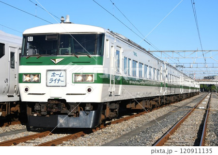 東大宮に停車するホームライナー表示の185系 東大宮に停車するホームライナー表示の185系 120911135