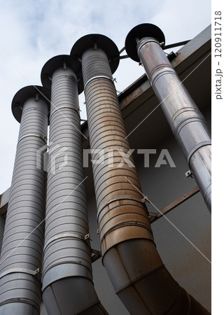 作業場の4本並んだ煙突 作業場の4本並んだ煙突 120911718