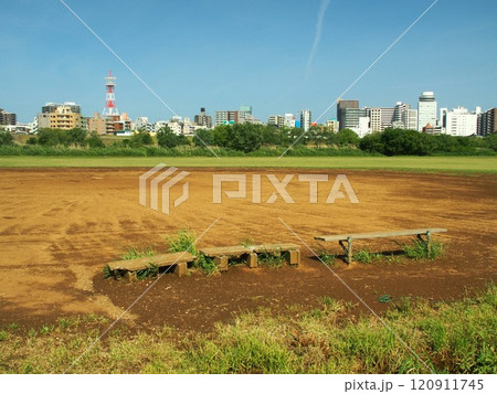 野球場のある初夏の平日の江戸川河川敷風景 野球場のある初夏の平日の江戸川河川敷風景 120911745
