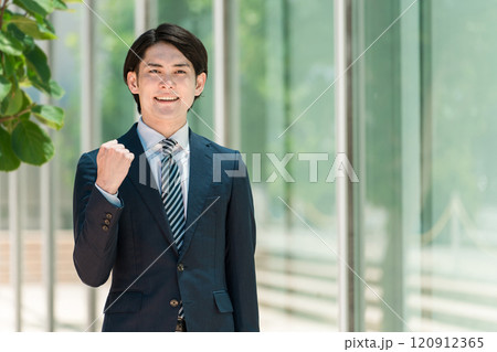 会社・オフィスに出勤・出社・通勤する若い男性アジア人ビジネスマン 会社・オフィスに出勤・出社・通勤する若い男性アジア人ビジネスマン 120912365