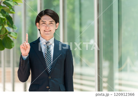 会社・オフィスに出勤・出社・通勤する若い男性アジア人ビジネスマン 会社・オフィスに出勤・出社・通勤する若い男性アジア人ビジネスマン 120912366