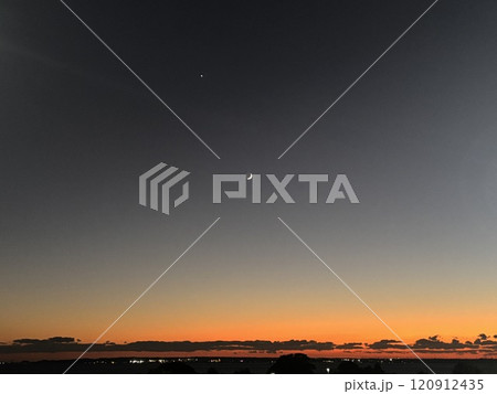 夕暮れの空に浮かぶ月と木星 120912435