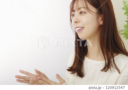 友達と楽しそうにお話をする女性 友達と楽しそうにお話をする女性 120912547