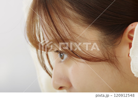女性の横顔（目元のアップ） 120912548