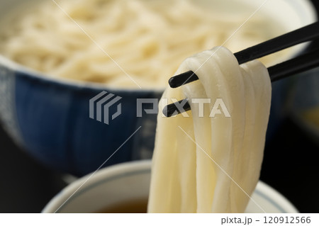 うどん 熱々のあつもりうどん 釜揚げうどんをつゆにつけて箸で持ち上げる うどん 熱々のあつもりうどん 釜揚げうどんをつゆにつけて箸で持ち上げる 120912566