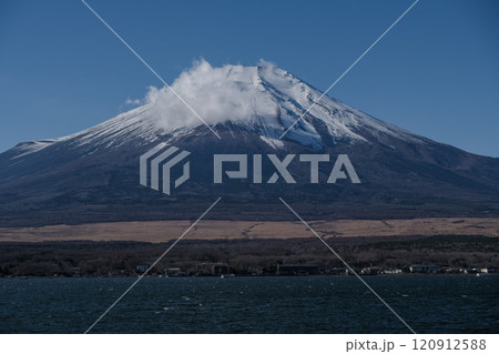 【山梨】長池親水公園から見る雪の富士山(冬) 【山梨】長池親水公園から見る雪の富士山(冬) 120912588