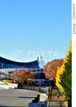 オリンピックスタジアム 国立代々木競技場 秋の風景 120912876