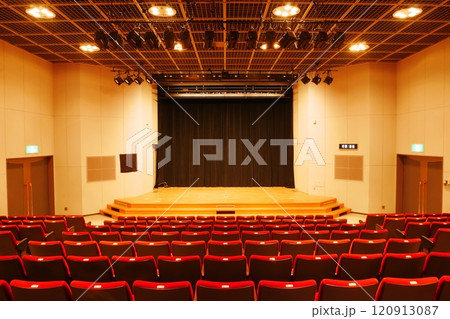小さな劇場の客席から見た照明が当たる舞台 120913087