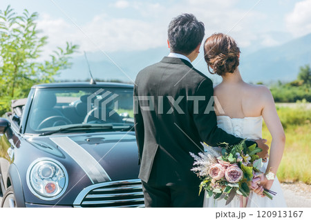 愛車とフォトウェディングを撮る新郎新婦（オープンカー） 120913167
