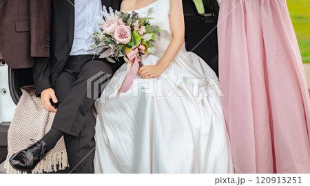 カーウェディング・ブライダルカーのウェディングフォトを撮影をする新郎新婦・カップル 120913251