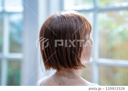 ショートボブの女性の後ろ姿 120913326