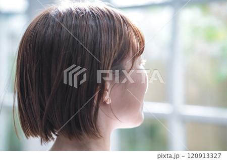 ショートボブの女性の後ろ姿 120913327