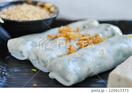 vegetable rolls or rice rolls , fresh rolls or fresh spring rolls 120913373