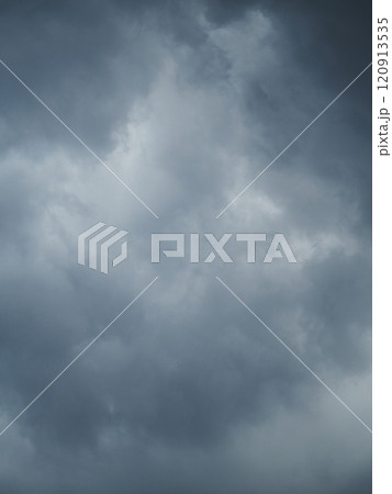 暗い空に黒い雲 暗い空に黒い雲 120913535