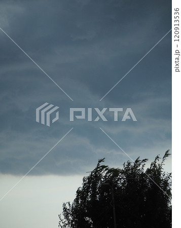 暗い空に黒い雲 120913536