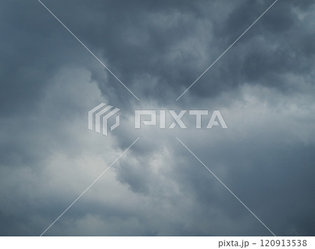暗い空に黒い雲 120913538