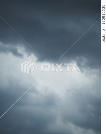 暗い空に黒い雲 暗い空に黒い雲 120913539