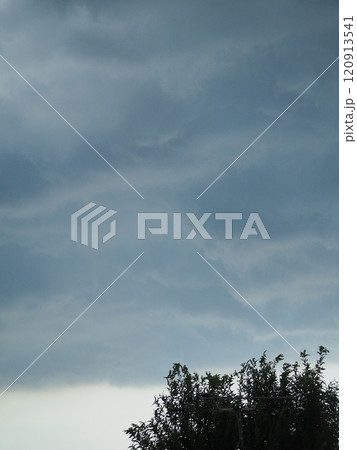 暗い空に黒い雲 120913541