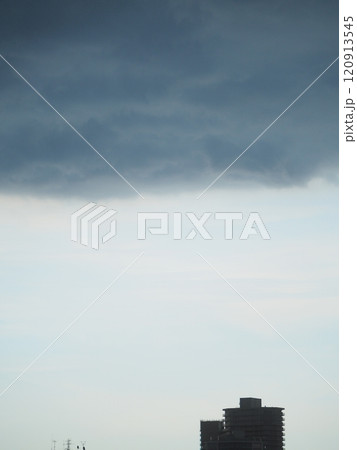 暗い空に黒い雲 120913545