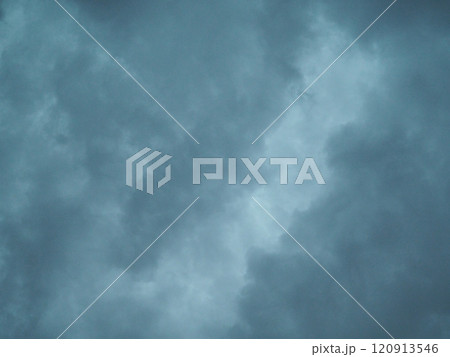 暗い空に黒い雲 暗い空に黒い雲 120913546