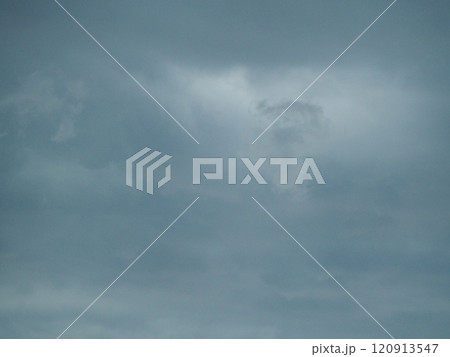 暗い空に黒い雲 暗い空に黒い雲 120913547