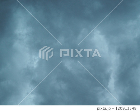 暗い空に黒い雲 120913549