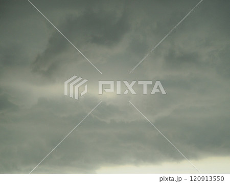 暗い空に黒い雲 暗い空に黒い雲 120913550