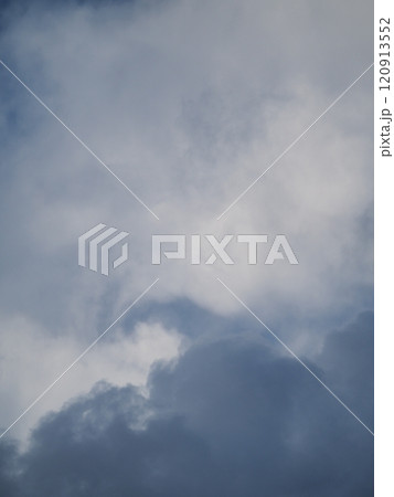 暗い空に黒い雲 120913552