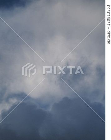 暗い空に黒い雲 暗い空に黒い雲 120913553