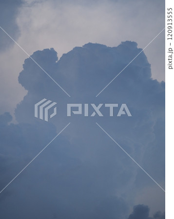 暗い空に黒い雲 120913555
