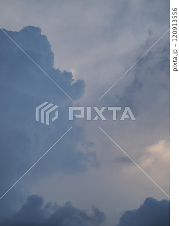 暗い空に黒い雲 暗い空に黒い雲 120913556