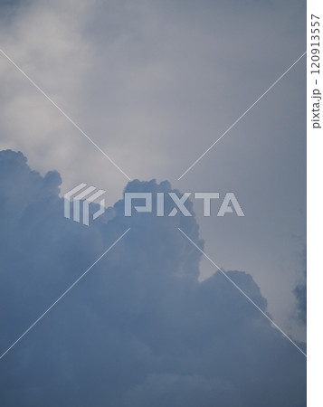 暗い空に黒い雲 暗い空に黒い雲 120913557